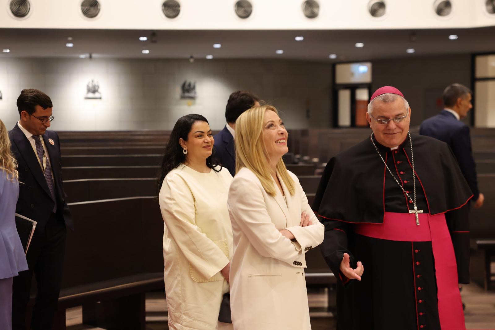 مركز الملك حمد العالمي للتعايش والتسامح ينظم زيارة لدولة رئيسة وزراء الجمهورية الإيطالية لكاتدرائية سيدة شبه الجزيرة العربية - Image 3