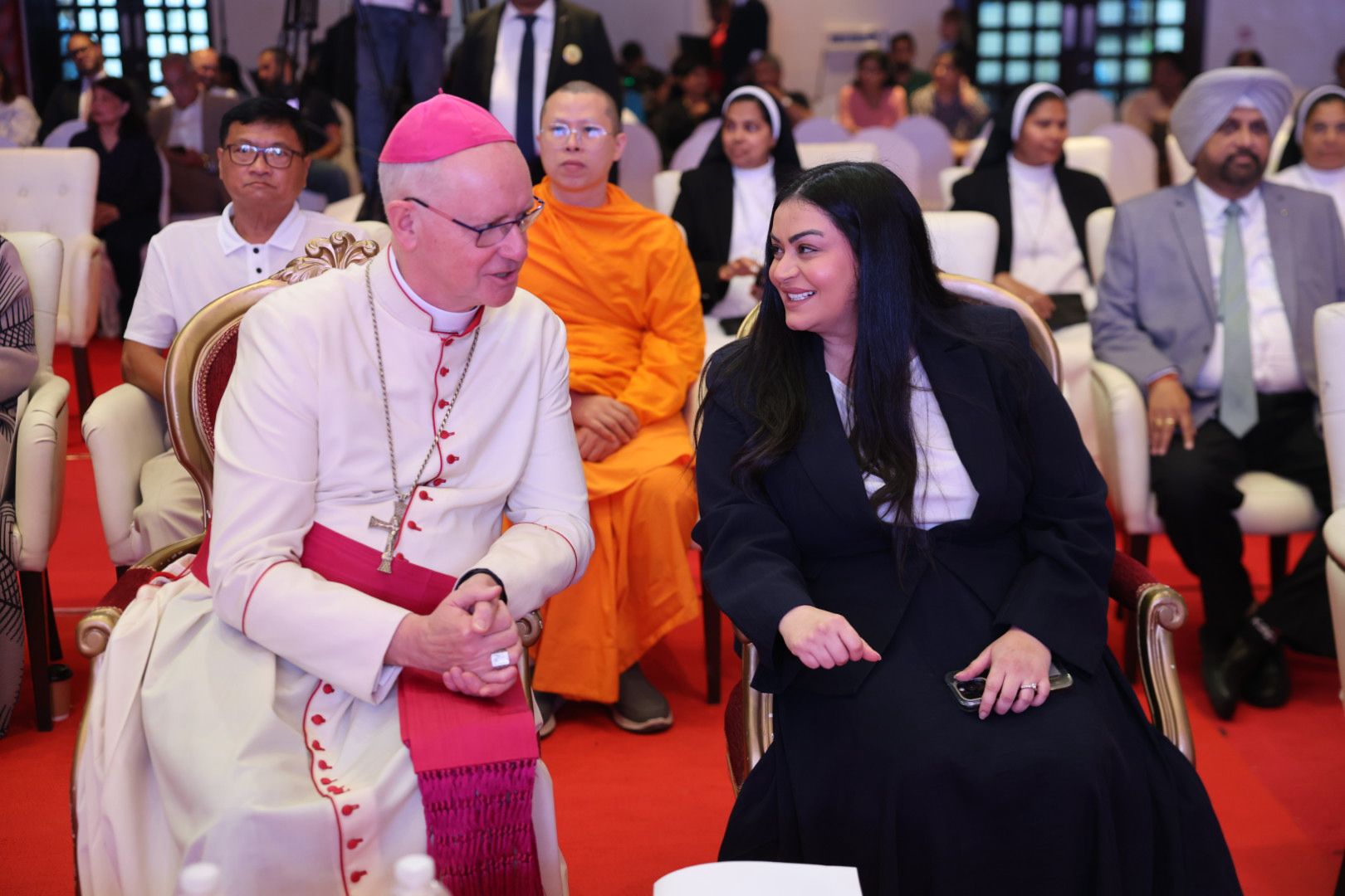 مركز الملك حمد العالمي للتعايش والتسامح يشارك في احتفالية كنيسة القلب المقدس بمناسبة مرور 85 عامًا على تأسيسها - Image 2