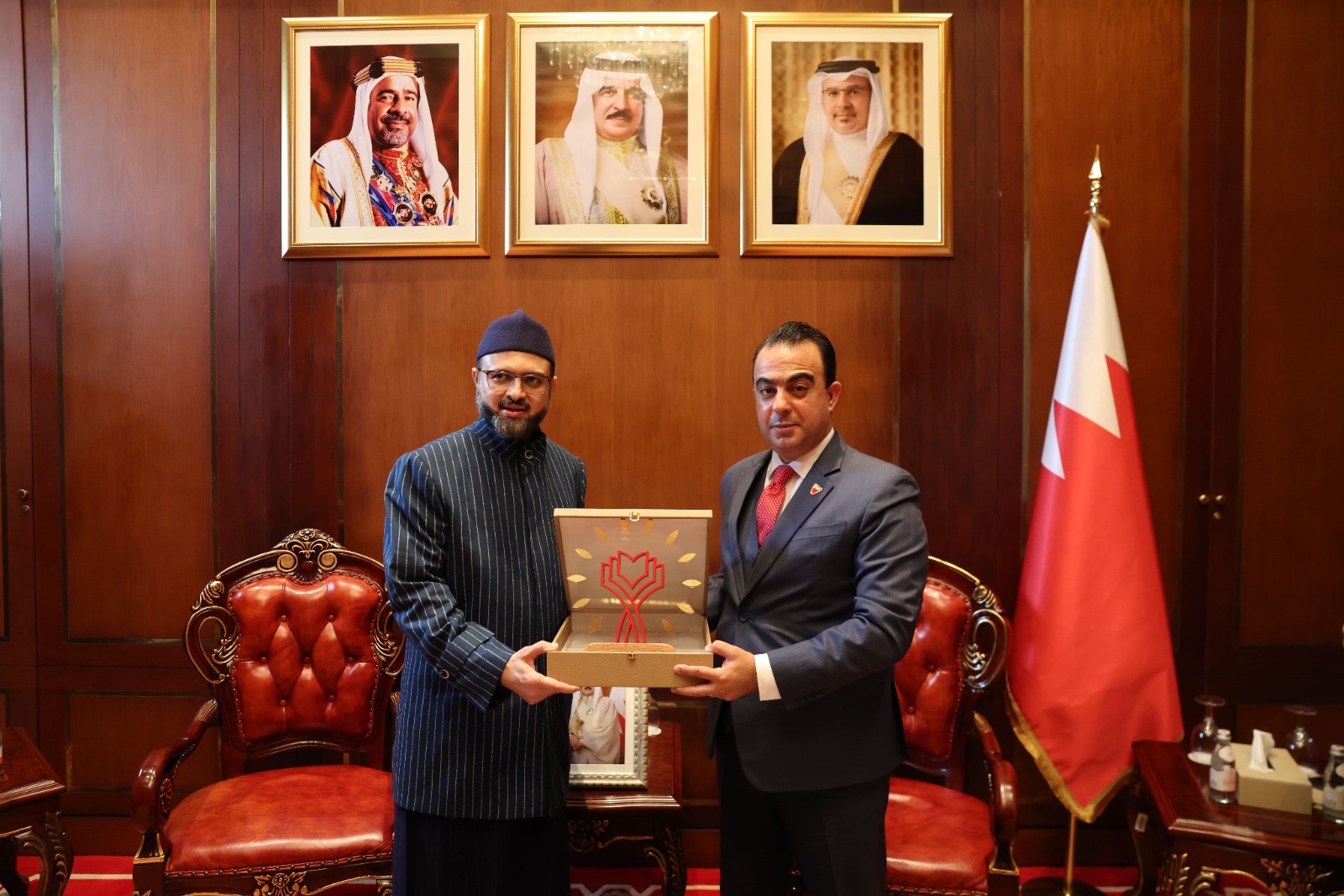 نائب رئيس مجلس أمناء مركز الملك حمد العالمي للتعايش والتسامح يستقبل رئيس المجلس الأعلى لمنظمة منهاج القرآن الدولية - Image 2