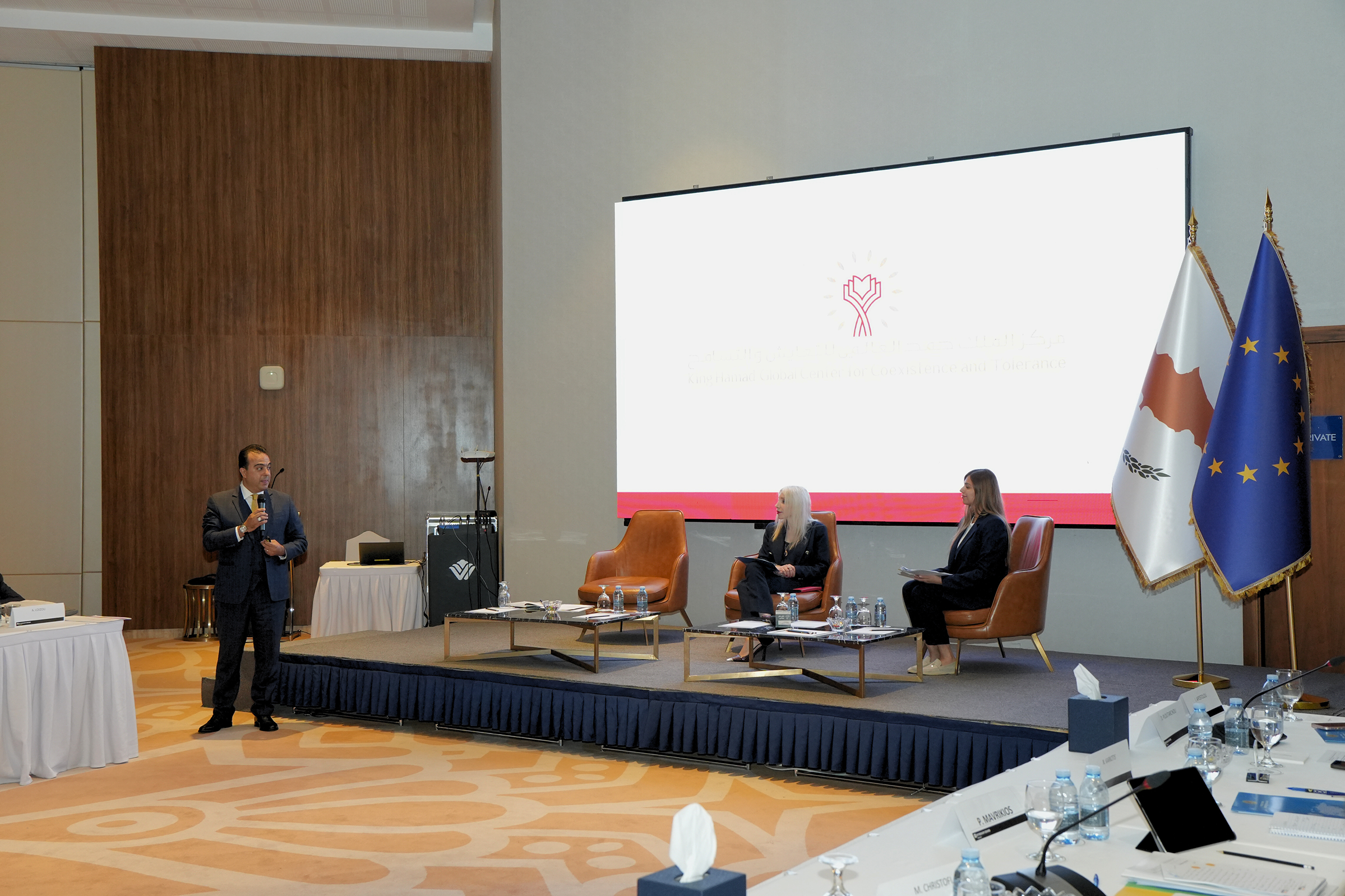 نائب رئيس مجلس أمناء مركز الملك حمد العالمي للتعايش والتسامح يجتمع مع الممثلة الخاصة لجمهورية قبرص لشؤون الحريات الدينية - Image 2