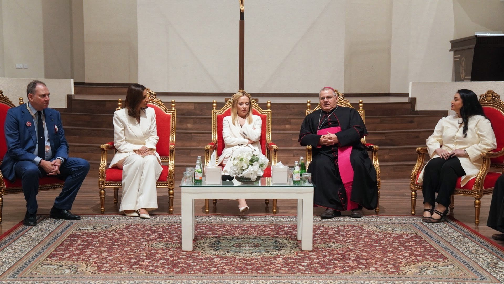 مركز الملك حمد العالمي للتعايش والتسامح ينظم زيارة لدولة رئيسة وزراء الجمهورية الإيطالية لكاتدرائية سيدة شبه الجزيرة العربية - Image 2