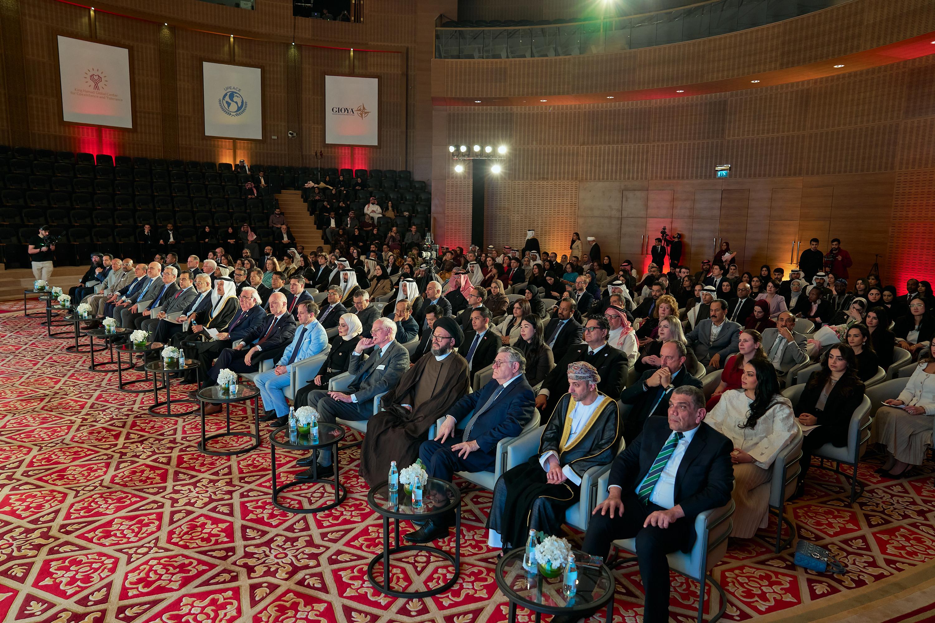 تكريم خريجي برنامج الملك حمد للريادة في التعايش ودبلوم الدراسات العليا - Image 3