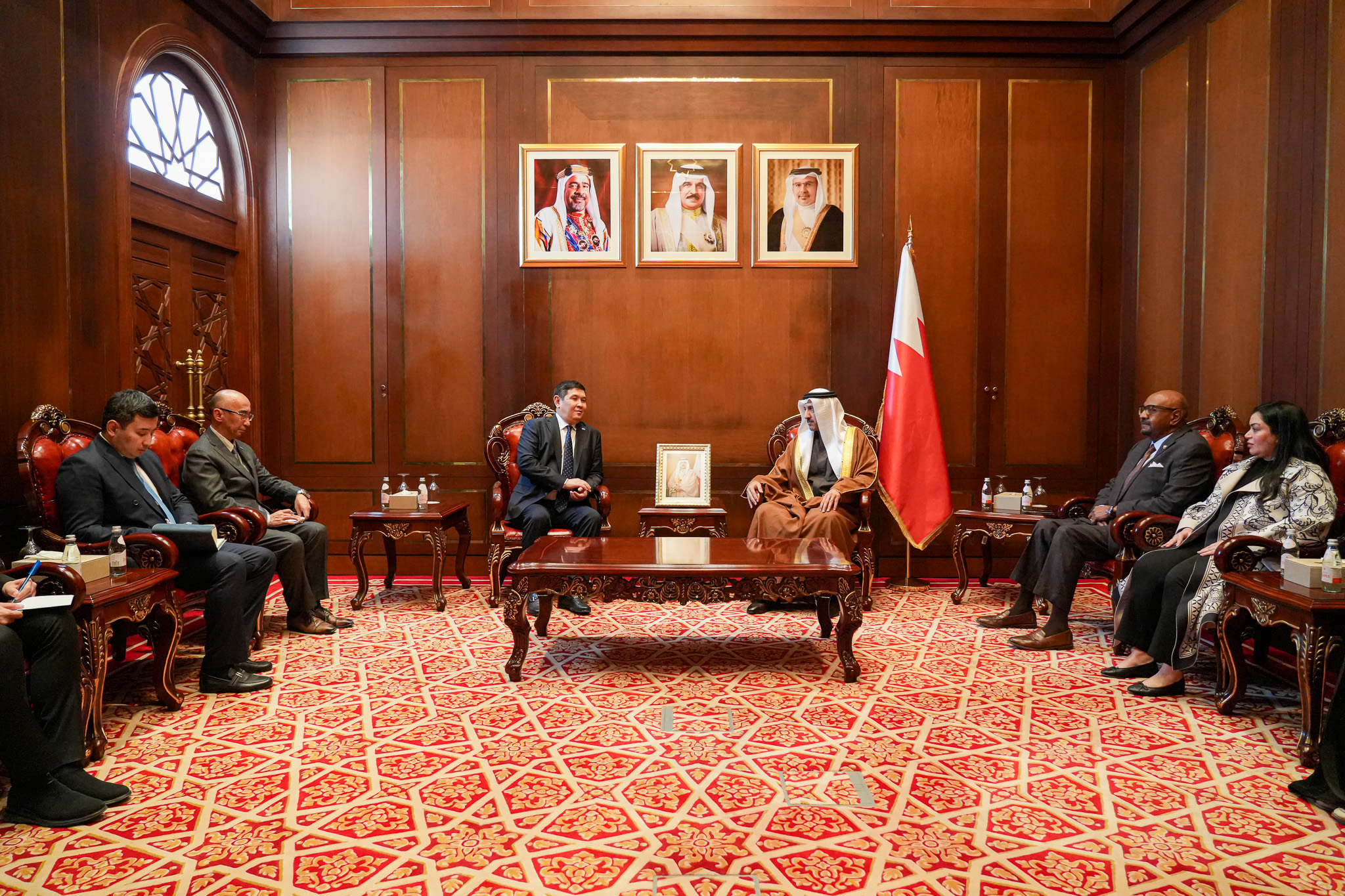 رئيس مجلس أمناء مركز الملك حمد العالمي للتعايش والتسامح يتسلم وسام الشرف لمؤتمر قادة الأديان من رئيس جمهورية كازاخستان - Image 2