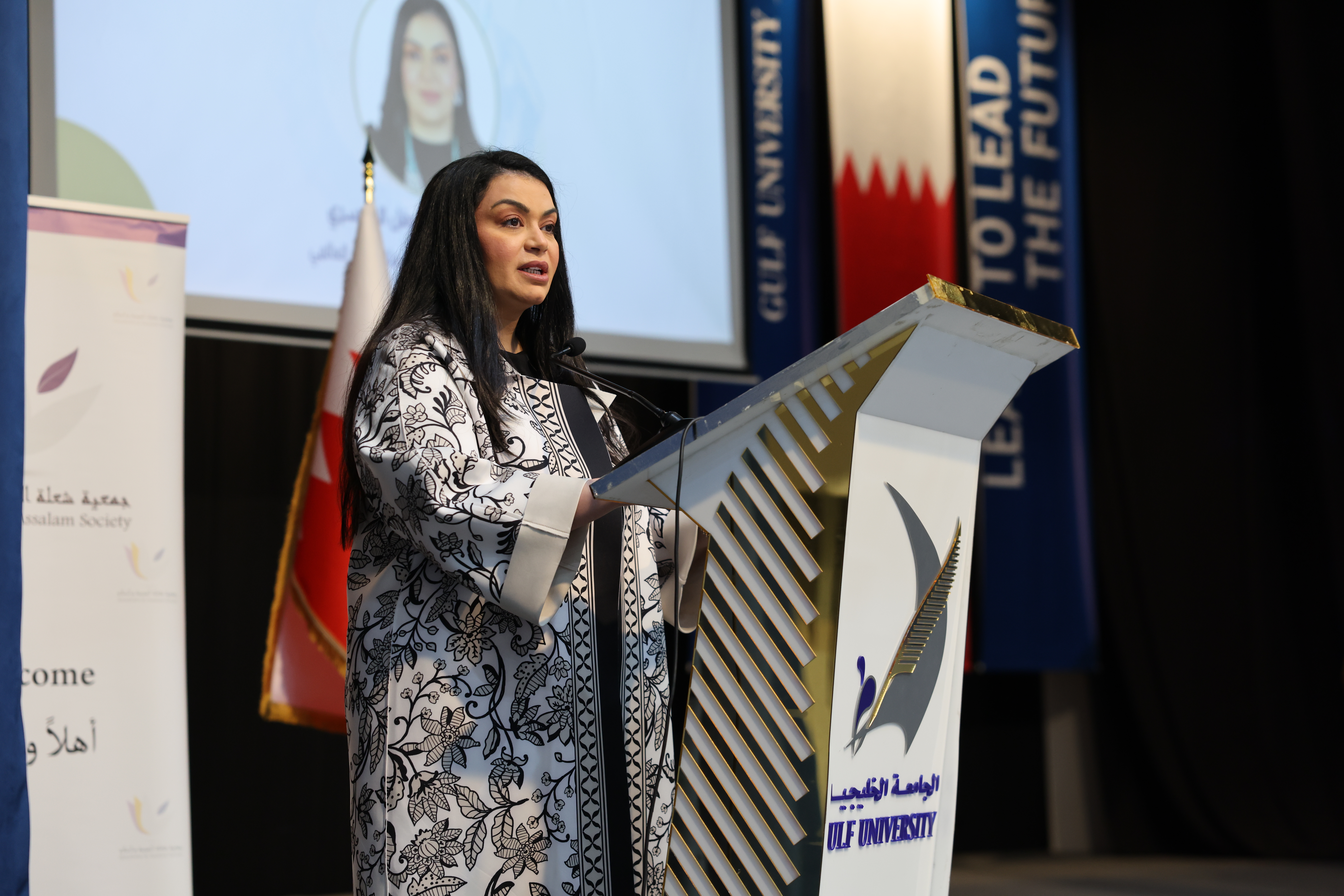 مركز الملك حمد العالمي للتعايش والتسامح يشارك في احتفالية جمعية شعلة المحبة والسلام بالجامعة الخليجية - Image 2