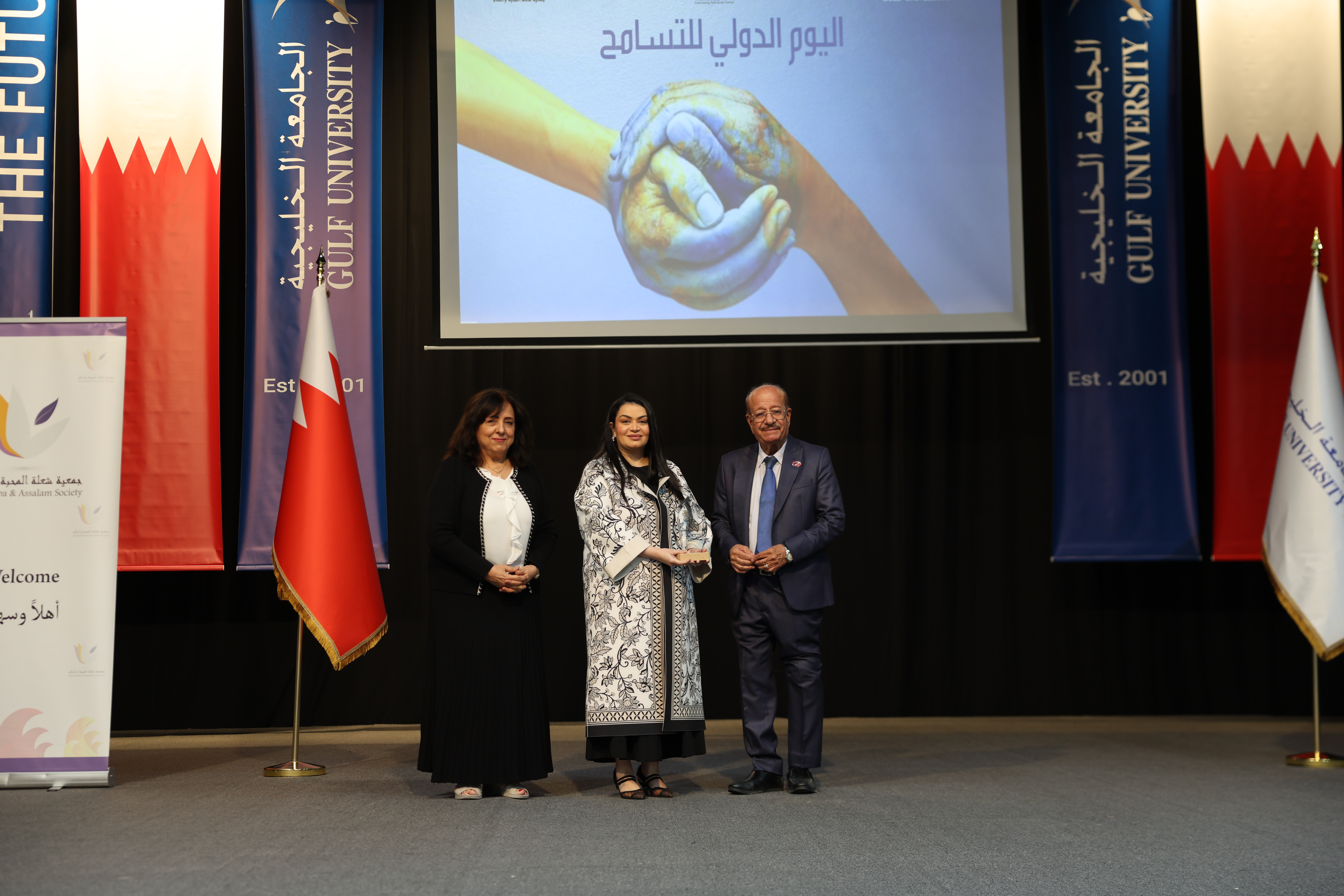 مركز الملك حمد العالمي للتعايش والتسامح يشارك في احتفالية جمعية شعلة المحبة والسلام بالجامعة الخليجية - Image 3